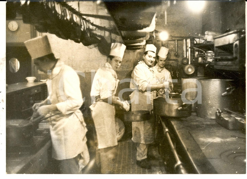Fotografia d epoca originale 1960 ca PARIS Cuochi al lavoro per il servizio serale Foto reportage 18x13 1