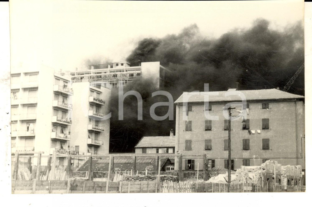 Fotografia d epoca originale 1960 ca GENOVA Incendio distrugge un palazzo in periferia Foto 18x13 cm 1