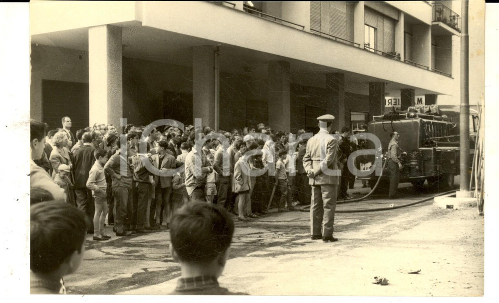 Fotografia d epoca originale 1960 ca GENOVA Folla osserva i VIGILI DEL FUOCO al lavoro Foto 18x13 cm 1