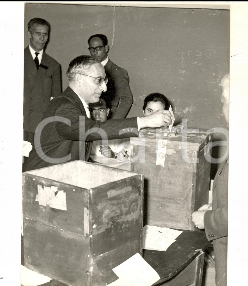 Fotografia d epoca originale 1957 CAGLIARI Elezioni SARDEGNA  Presidente Giuseppe BROTZU al voto Foto 1