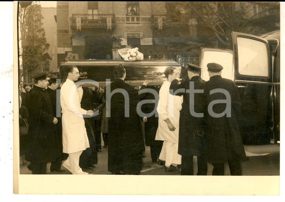 Fotografia d epoca originale 1956 MILANO Trasporto salma don GNOCCHI per esposizione all omaggio milanese 1