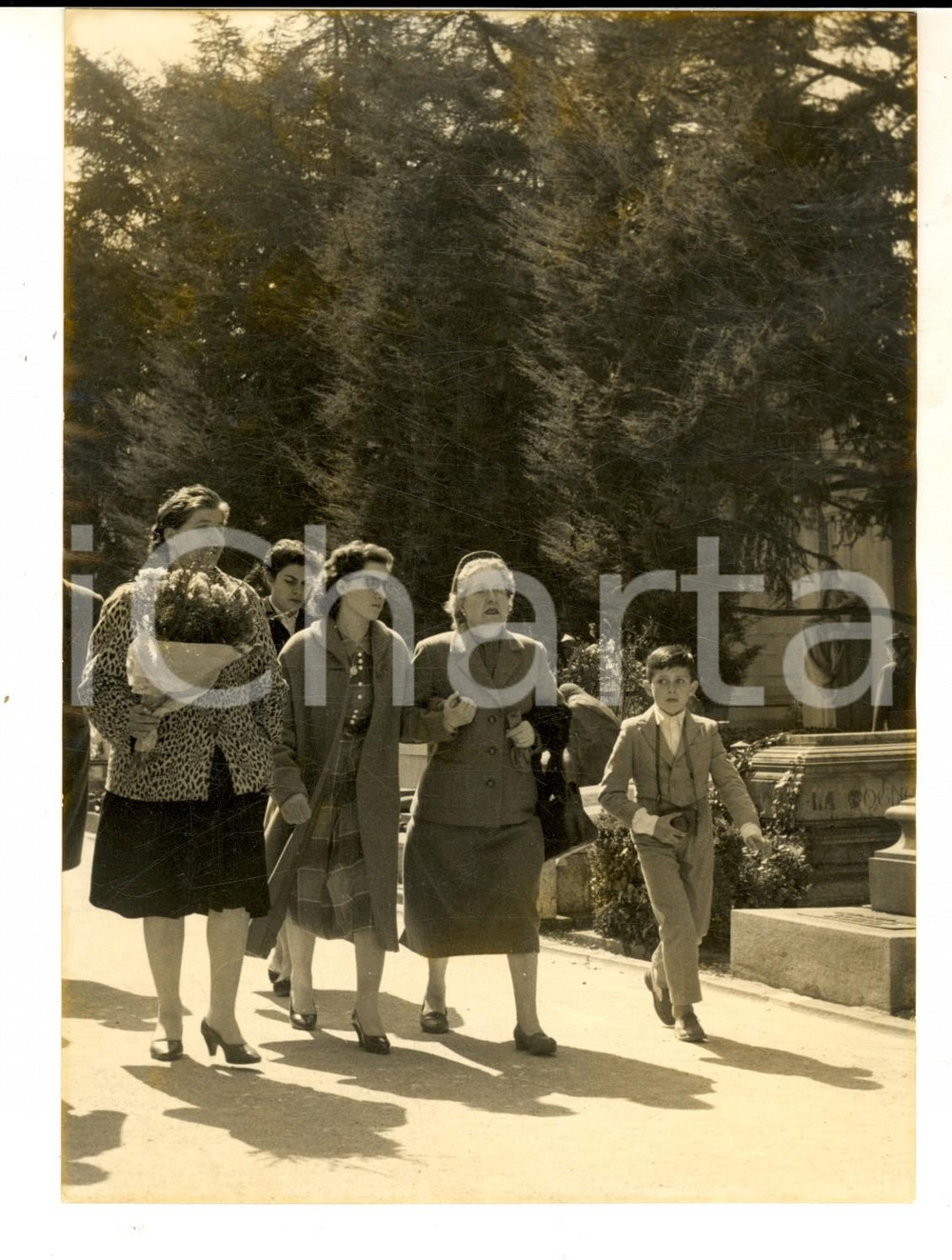 Fotografia d epoca originale 1956 MILANO Funerali don Carlo GNOCCHI  Donne arrivano al cimitero Foto 13x18 1