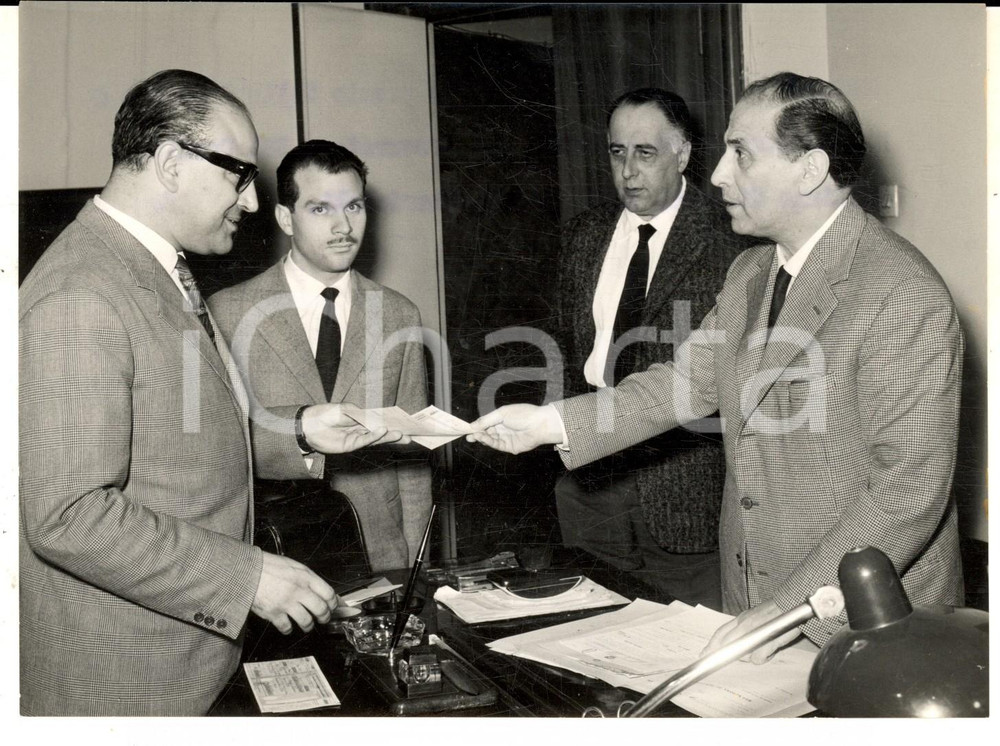 Fotografia d epoca originale 1960 ROMA Nicola SCARIMBOLI ritira premi lotteria Merano per CREDITO ITALIANO 1