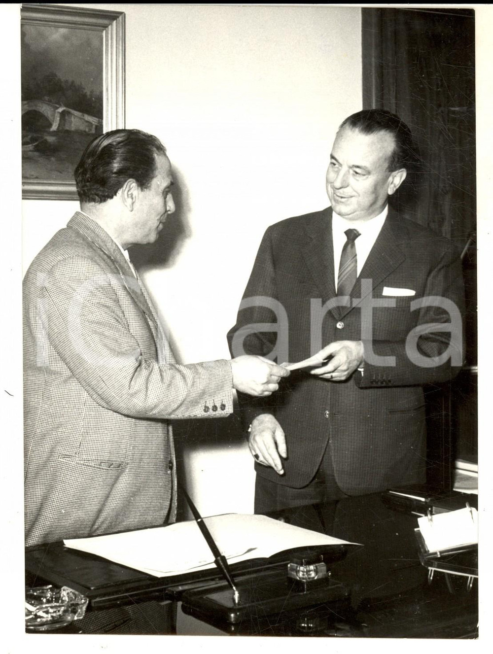 1959 ROMA Ispettore PANUSA consegna premio 100 milioni Lotteria di Merano *Foto