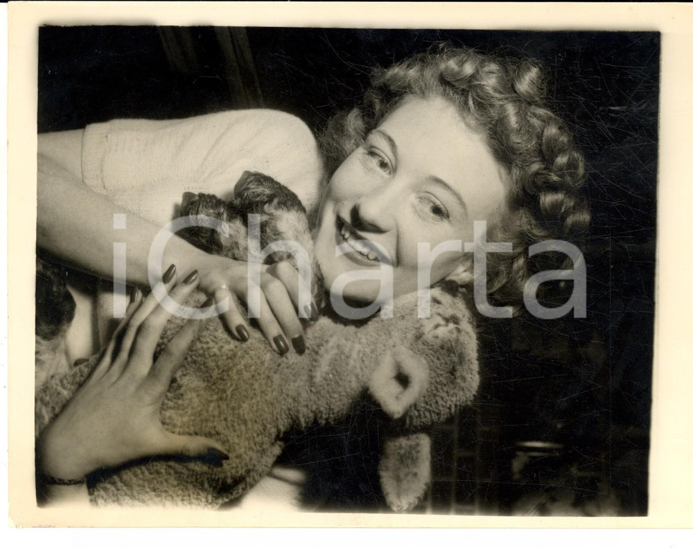 Fotografia d epoca originale 1954 WOKINGHAM PINE FARM Amateur shepherdess Jo  GARDNER with a lamb Photo 1