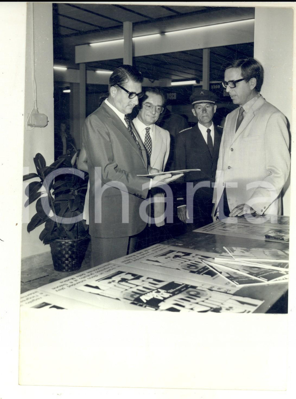 Fotografia d epoca originale 1970 MILANO Salone della Musica  Sindaco Aldo ANIASI nello stand MUSICA VIVA 1