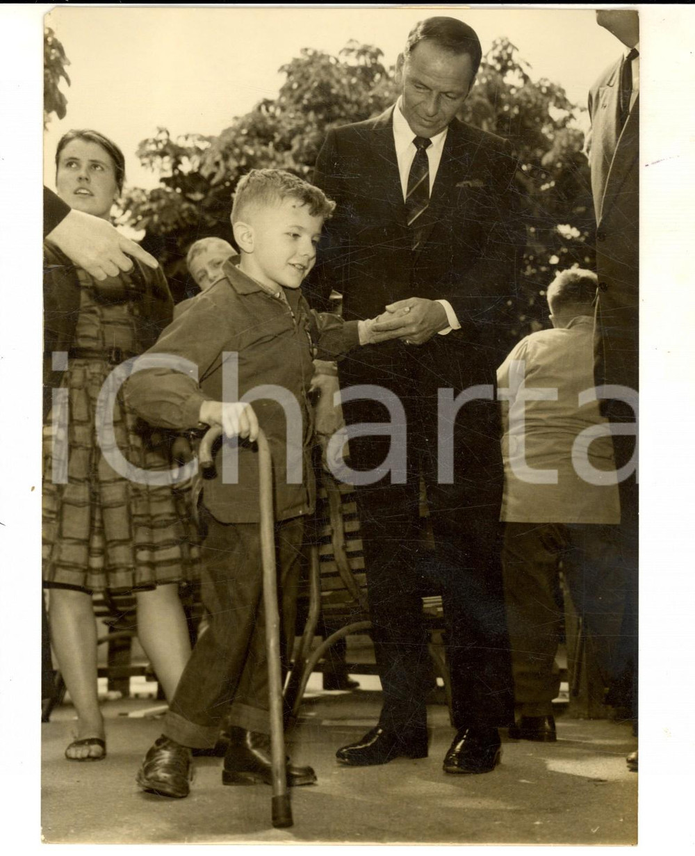 Fotografia d epoca originale 1962 PARIS Frank SINATRA visita i bambini dell ospedale SAINTJEANDEDIEU Foto 1
