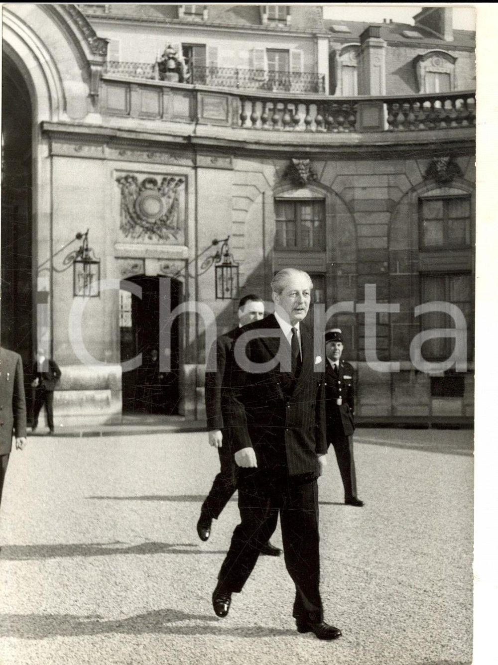 Fotografia d epoca originale 1959 PARIS ELYSEE Harold MacMILLAN arriva a piedi dall ambasciata britannica 1