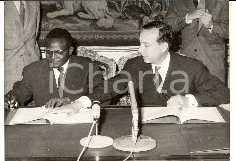 Fotografia d epoca originale 1959 PARIS Hamani DIORI e Michel DEBRE  firmano protocollo FRANCIANIGER Foto 1
