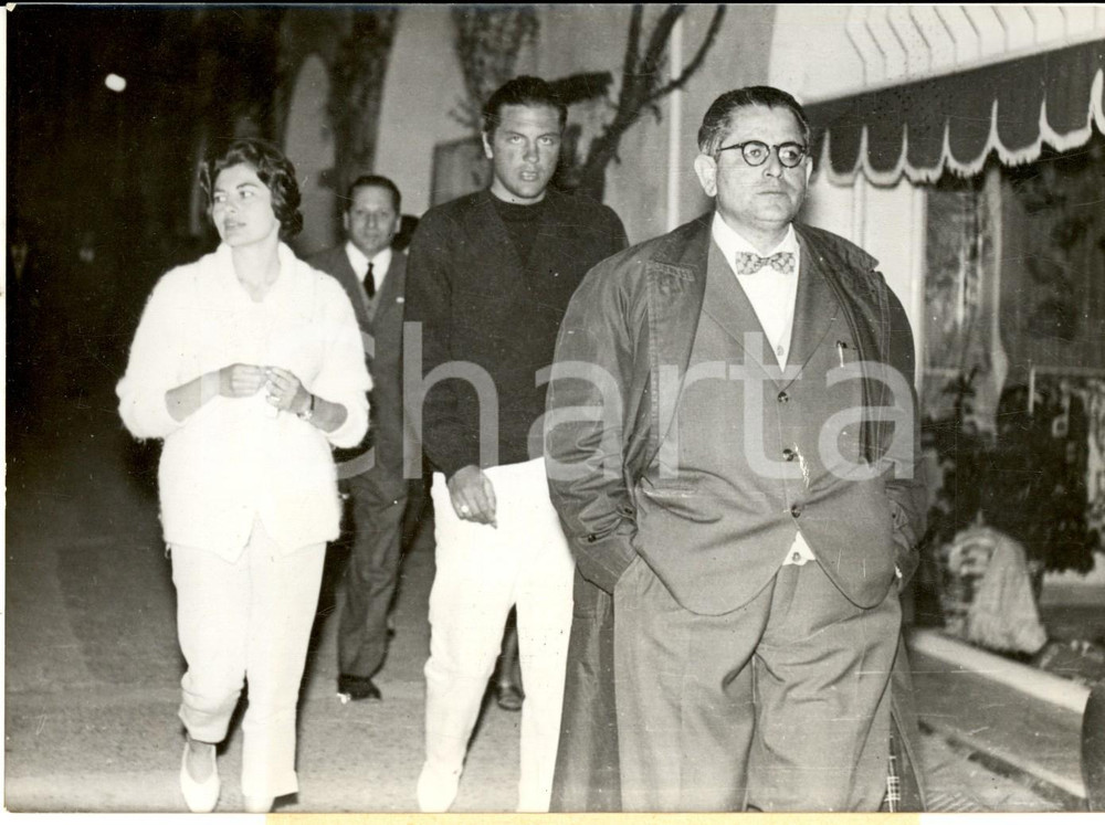 Fotografia d epoca originale 1959 CAPRI Ex imperatrice SORAYA a passeggio con il principe ORSINI Foto 18x13 1