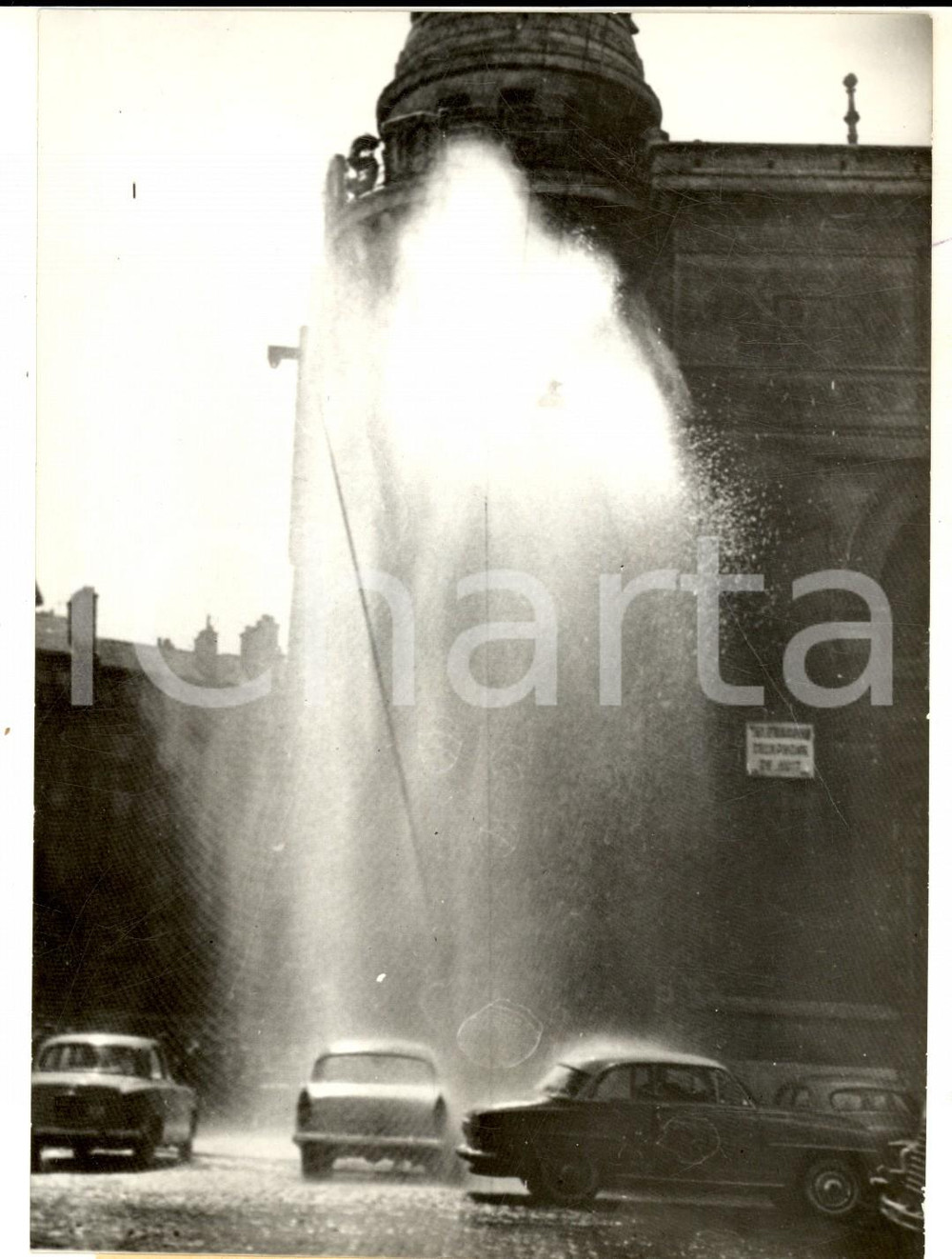 Fotografia d epoca originale 1959 MARSEILLE Rupture de canalisation d eau provoque un geyser Photo 13x18 cm 1