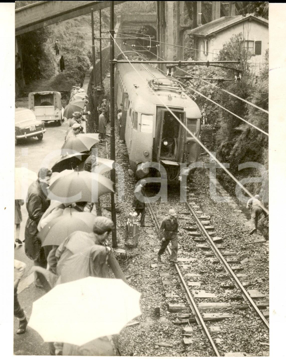 Fotografia d epoca originale 1960 ALBISOLA SV Locomotiva deragliata sotto la pioggia Fotografia 13x18 1