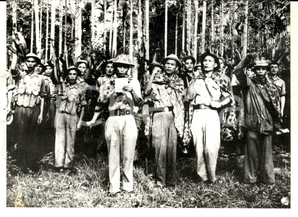 Fotografia d epoca originale 1967 VIETNAM DEL SUD Giuramento dei vietcong prima della battaglia Foto 18x13 1