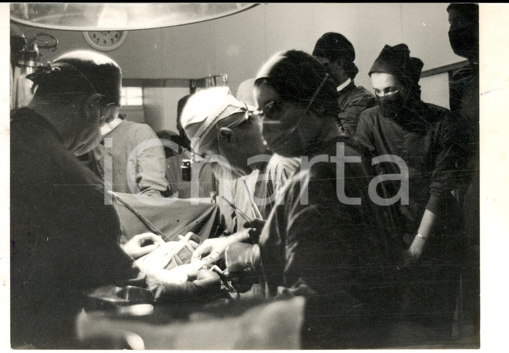 Fotografia d epoca originale 1963 MILANO NIGUARDA Maria Gabriella di Savoia assiste a un intervento Foto 1
