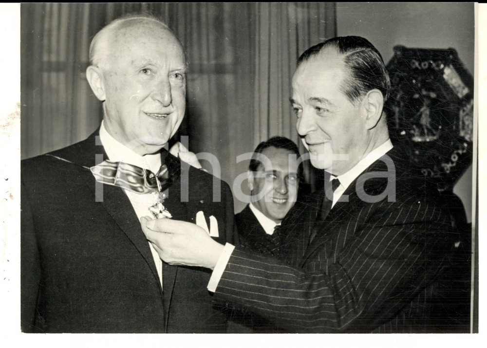 Fotografia d epoca originale 1965 LONDON Gastone GUIDOTTI premia il ginecologo Emanuel SCHLEYERSAUNDERS Foto 1