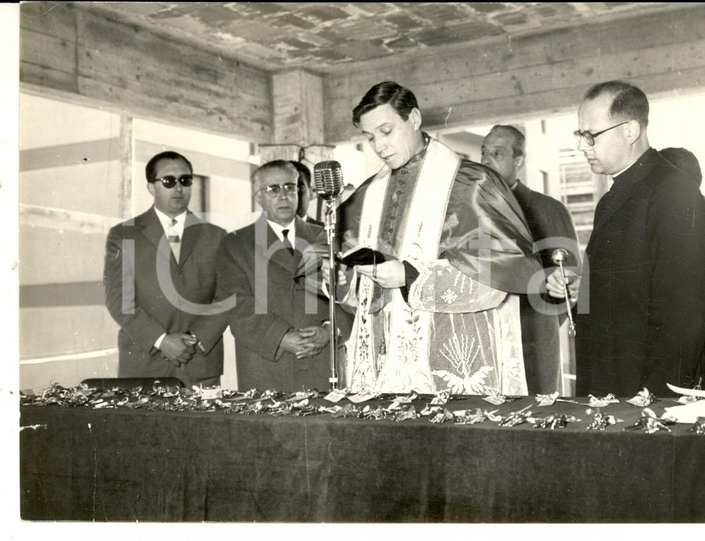 Fotografia d epoca originale 1959 GENOVA Acciaierie CORNIGLIANO La benedizione delle chiavi  Foto 18x13 1