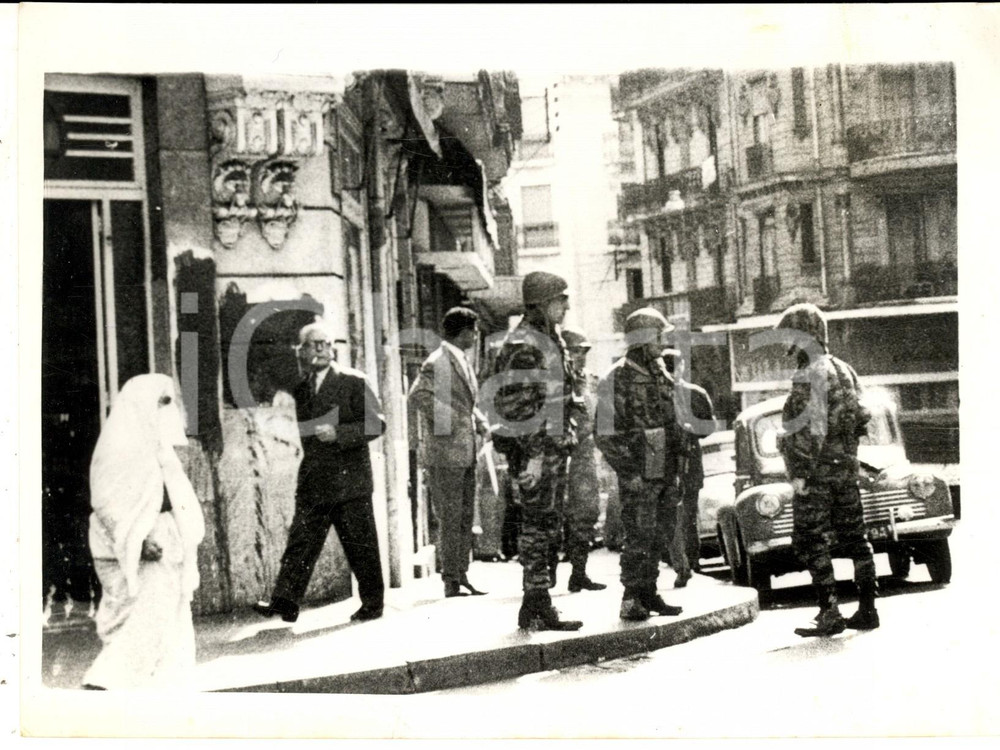 Fotografia d epoca originale 1962 ALGER Pattuglia francese in servizio contro nuovi scontri Foto 20x16 cm 1