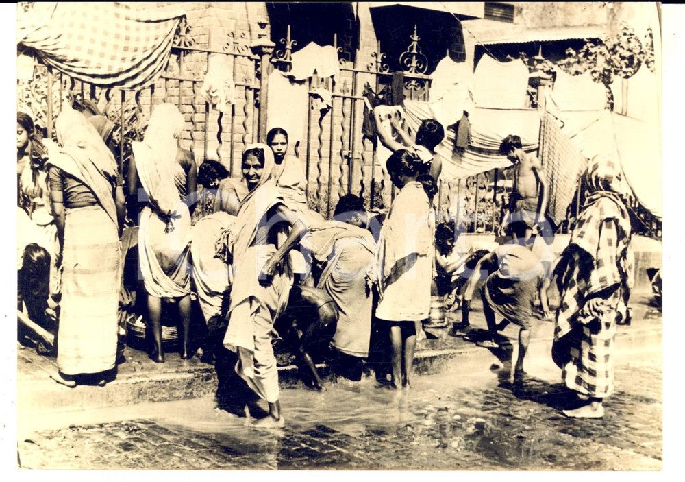 Fotografia d epoca originale 1963 CALCUTTA Profughi si lavano in strada con un idrante Foto 18x13 cm 1