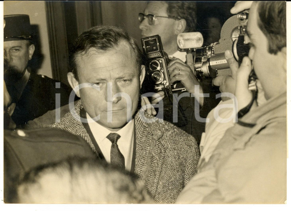 Fotografia d epoca originale 1961 PARIS Rapimento Eric PEUGEOT  Pierre LARCHER dopo un interrogatorio Foto 1