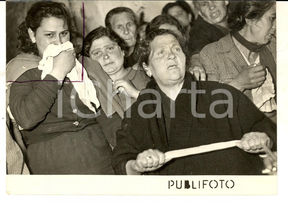 Fotografia d epoca originale 1953 Strage di VILLA LITERNO La disperazione dei parenti delle vittime Foto 1
