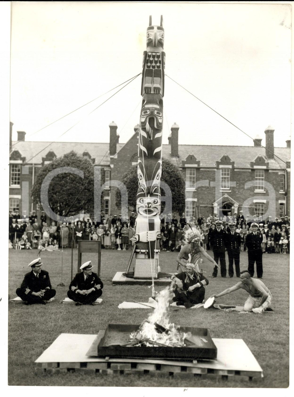 Fotografia d epoca originale 1960 PORTSMOUTH Red Indian totem pole for ROYAL NAY gunnery school Photo 1