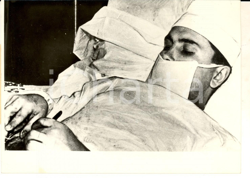 Fotografia d epoca originale 1962 MOSCA URSS Dottore Leonid ROGOZO si opera di appendicite da solo Foto 1