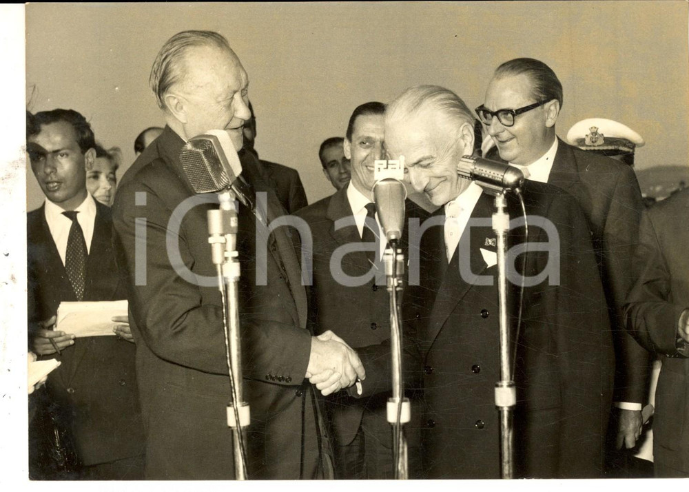 Fotografia d epoca originale 1956 ROMA Cancelliere Konrad ADENAUER accolto dal ministro Gaetano MARTINO 1