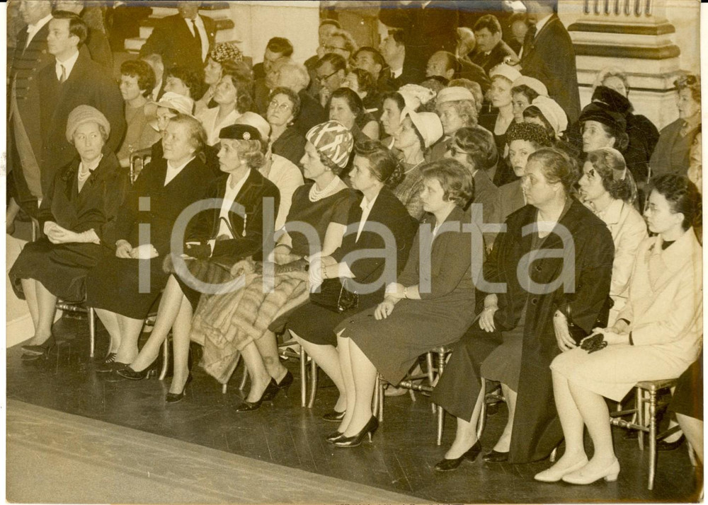 Fotografia d epoca originale 1960 PARIS Famiglia di Nikita KRUSCEV ascolta il suo discorso all Hotel de Ville 1