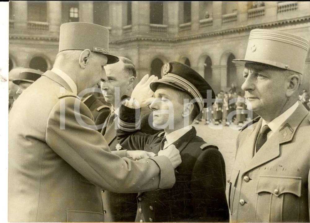 Fotografia d epoca originale 1960 PARIS GÃ©nÃ©ral DE GAULLE dÃ©core ingÃ©nieur ROBERT pour la bombe de Reggane 1