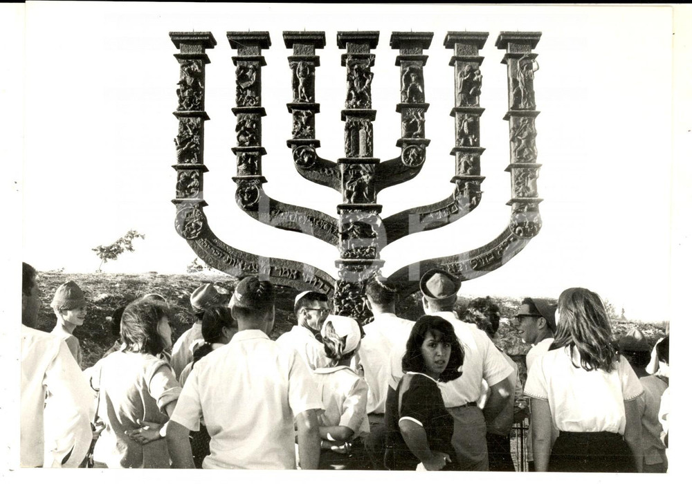 1967 GERUSALEMME Israeliani davanti alla Menorah dopo la fine della guerra *Foto