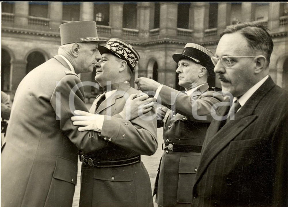 1960 PARIS Général DE GAULLE décore général BUCHALET pour la bombe de Reggane