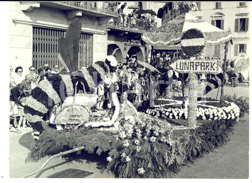 Fotografia d epoca originale 1963 VERBANIA Corso fiorito per il Settembre Pallanzese  Un carro Foto 18x13 1