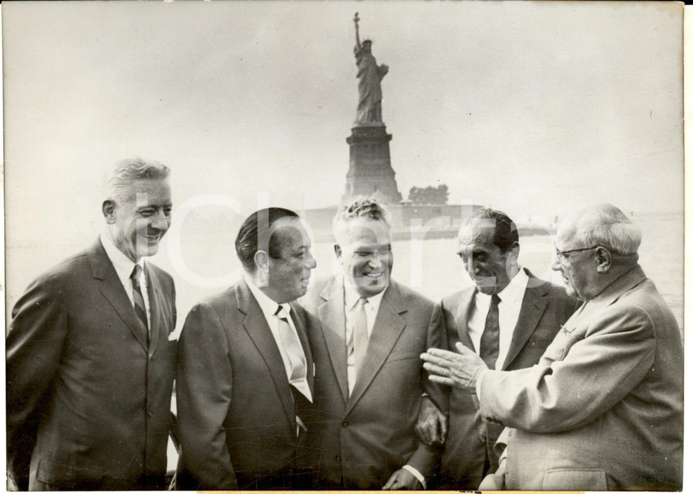 Fotografia d epoca originale 1959 NEW YORK Frol KOZLOV e Andrej TUPOLEV visitano la Statua della LibertÃ  1