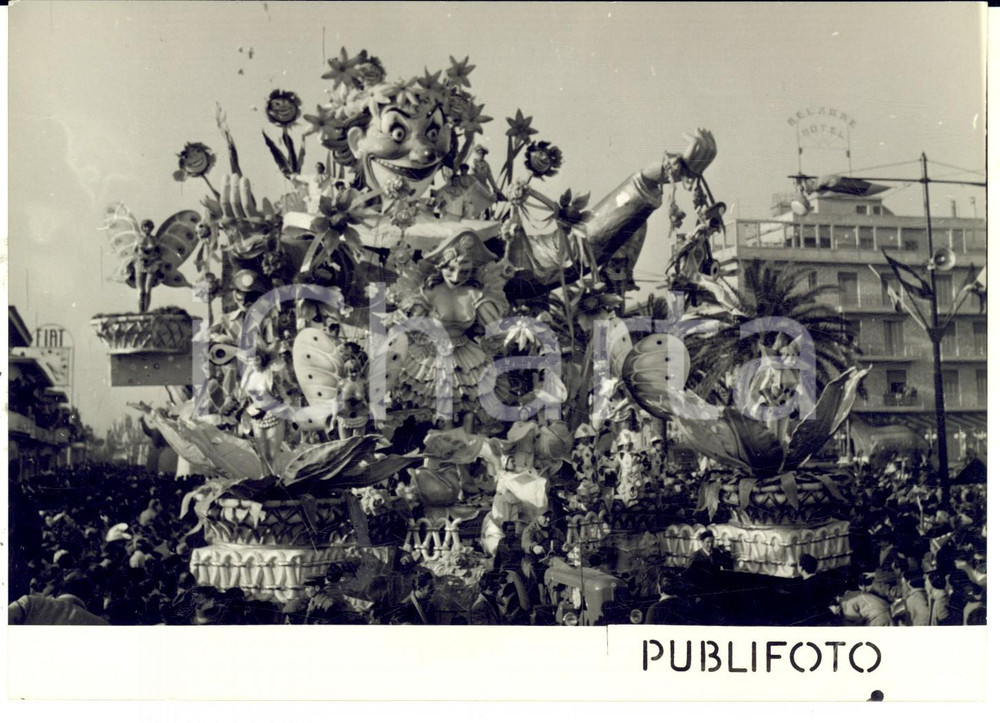 Fotografia d epoca originale 1954 VIAREGGIO CARNEVALE Sfilata dei carri davanti all hotel BELMARE Foto 1