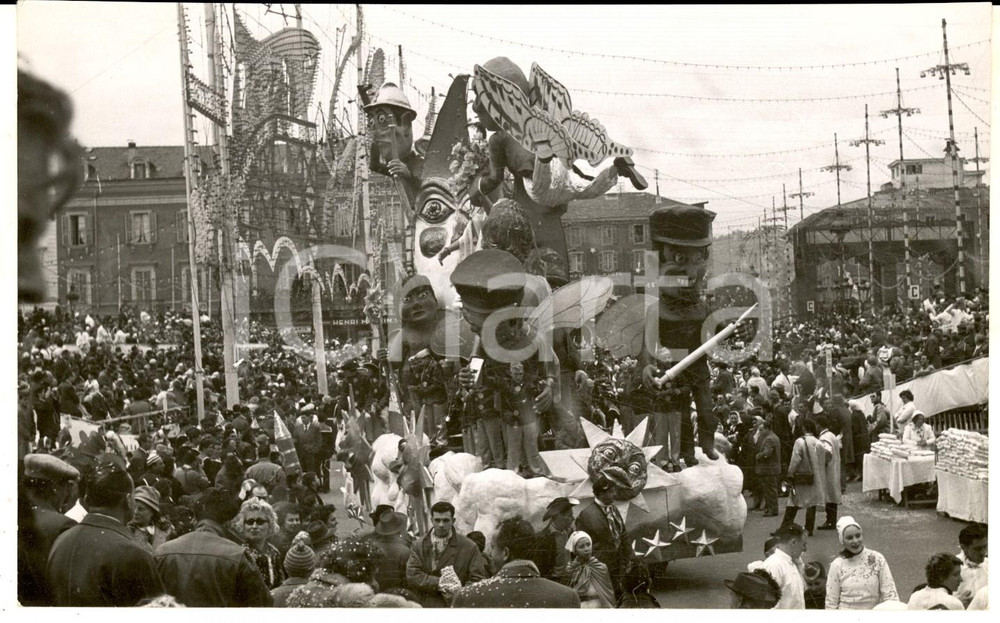 Fotografia d epoca originale 1959 CARNEVALE NIZZA Sfilata dei carri sul tema Raggiungimento della Luna Foto 1