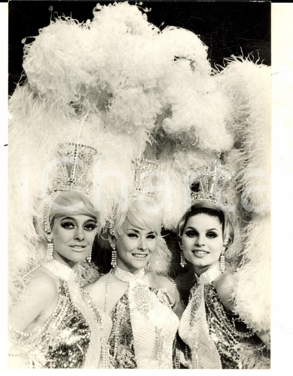 1968 PARIS Ballerine delle Folies Bergères posano con i copricapi di piume *Foto