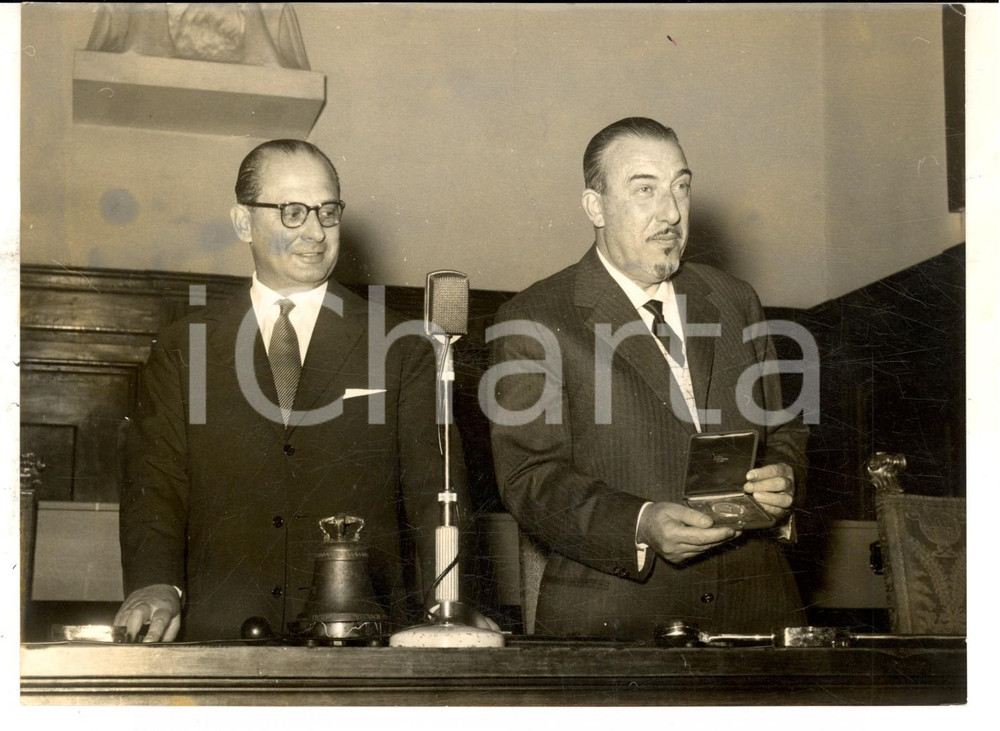 Fotografia d epoca originale 1957 MILANO Consegna medaglia Giulio Donegani al prof. Carlo PANSERI Foto 1