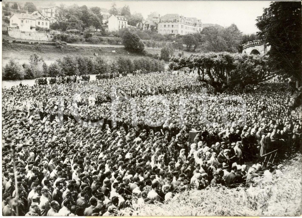 Fotografia d epoca originale 1959 LOURDES 2Ã¨me PÃ©lerinage Militaire Internationale  Foule Ã  la Grotte Photo 1