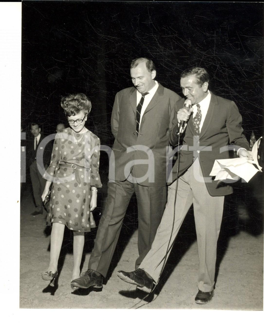 Fotografia d epoca originale 1968 VIGEVANO Enzo TORTORA al concorso per piedoni e cenerentole Foto 1