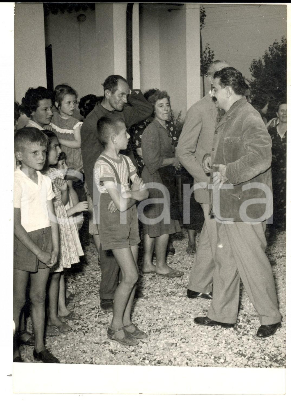 Fotografia d epoca originale 1955 RONCOLE DI BUSSETO Giovannino GUARESCHI accolto all uscita dal carcere FOTO 1