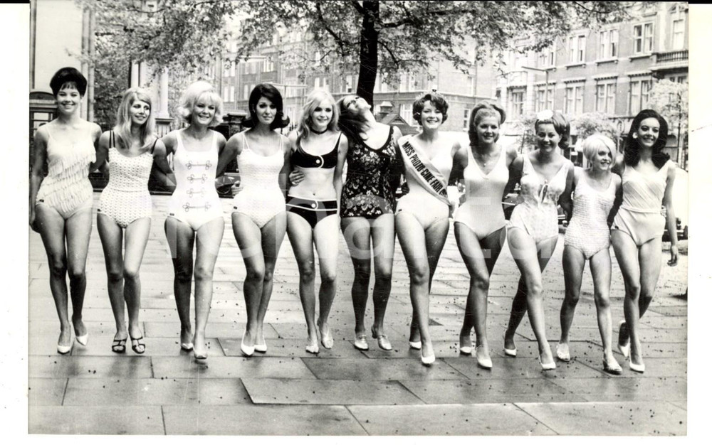 Fotografia d epoca originale 1967 LONDON Partecipanti e vincitrice del concorso PhotoCine Fair in strada 1