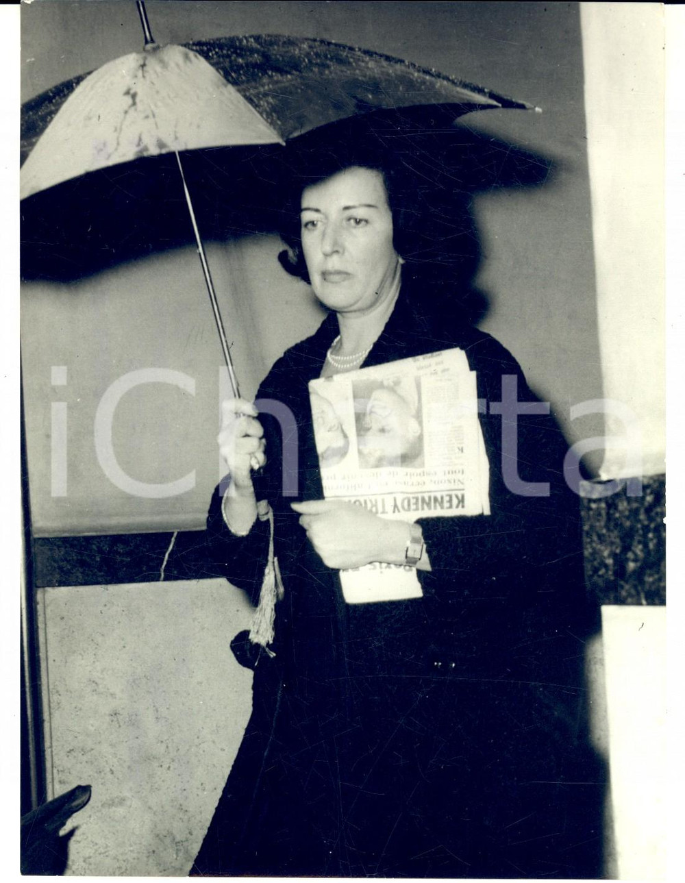 Fotografia d epoca originale 1962 ROMA Contessa Pia BELLENTANI a passeggio sotto un violento acquazzone Foto 1