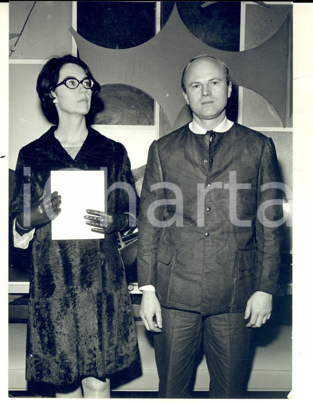Fotografia d epoca originale 1966 NEW YORK James ROSENQUIST con un vestito di carta alla prima di Blow up 1