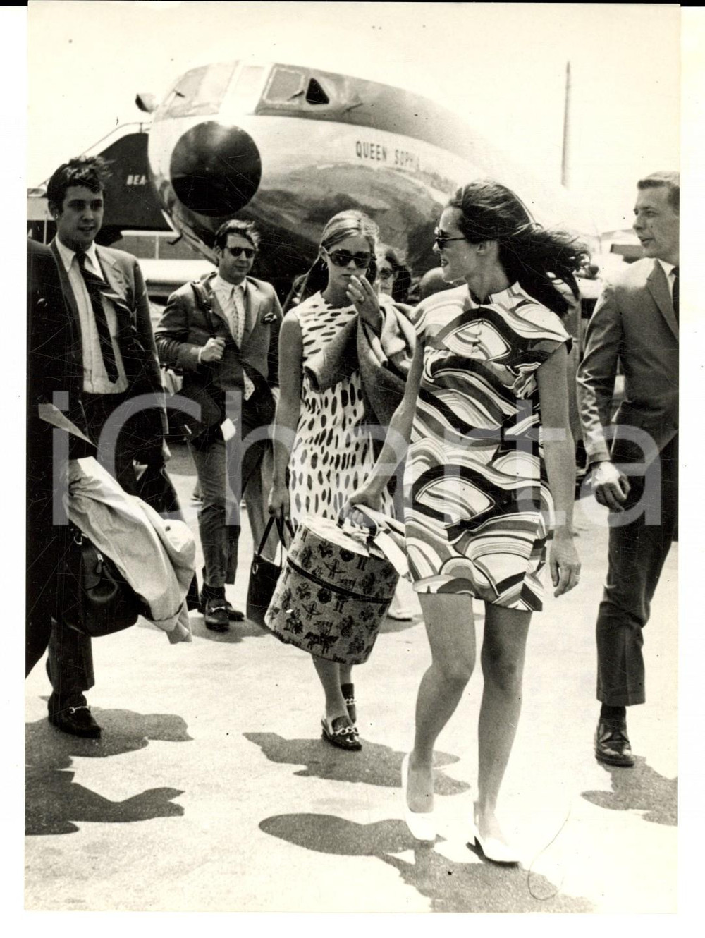 Fotografia d epoca originale 1968 ATENE Dolly FORD con le sorelle in Grecia per festeggiare il compleanno 1