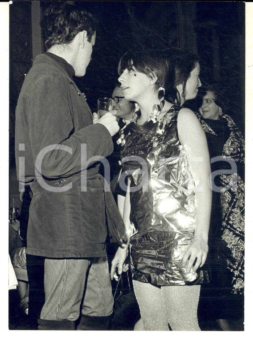 Fotografia d epoca originale 1966 NEW YORK Modella con mini vestito di carta alla prima di Blow up Foto 1