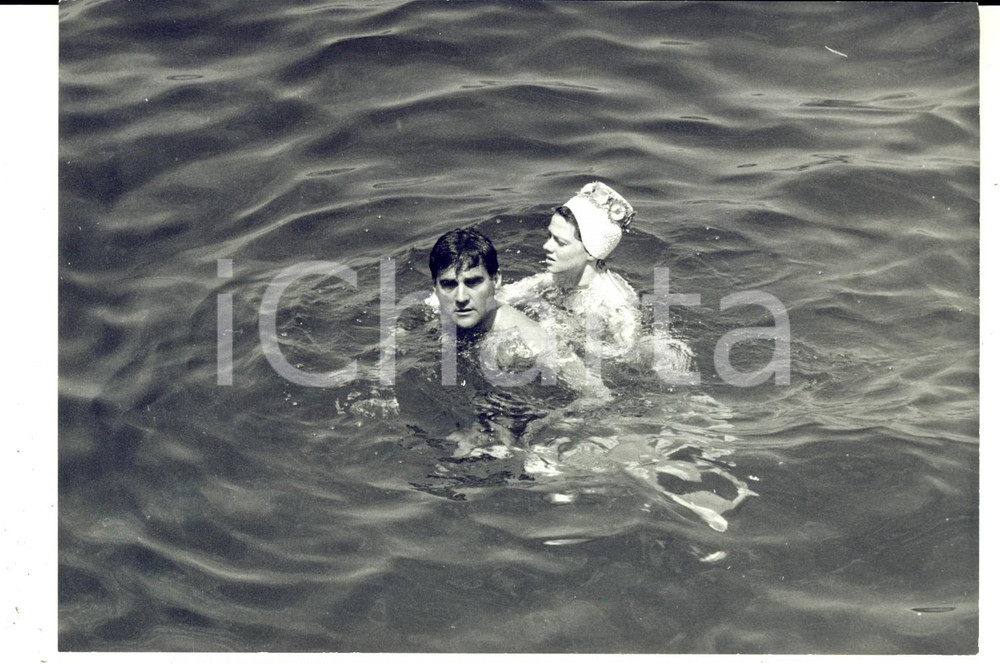 Fotografia d epoca originale 1967 ARICCIA RM Rita PAVONE e Teddy RENO insieme in piscina Foto 18x13 cm 1