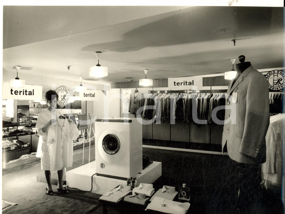 Fotografia d epoca originale 1960 ca GENOVA Fiera TECHNOTELBIBE  Lo stand RHODIATOCE Foto 24x18 cm 1