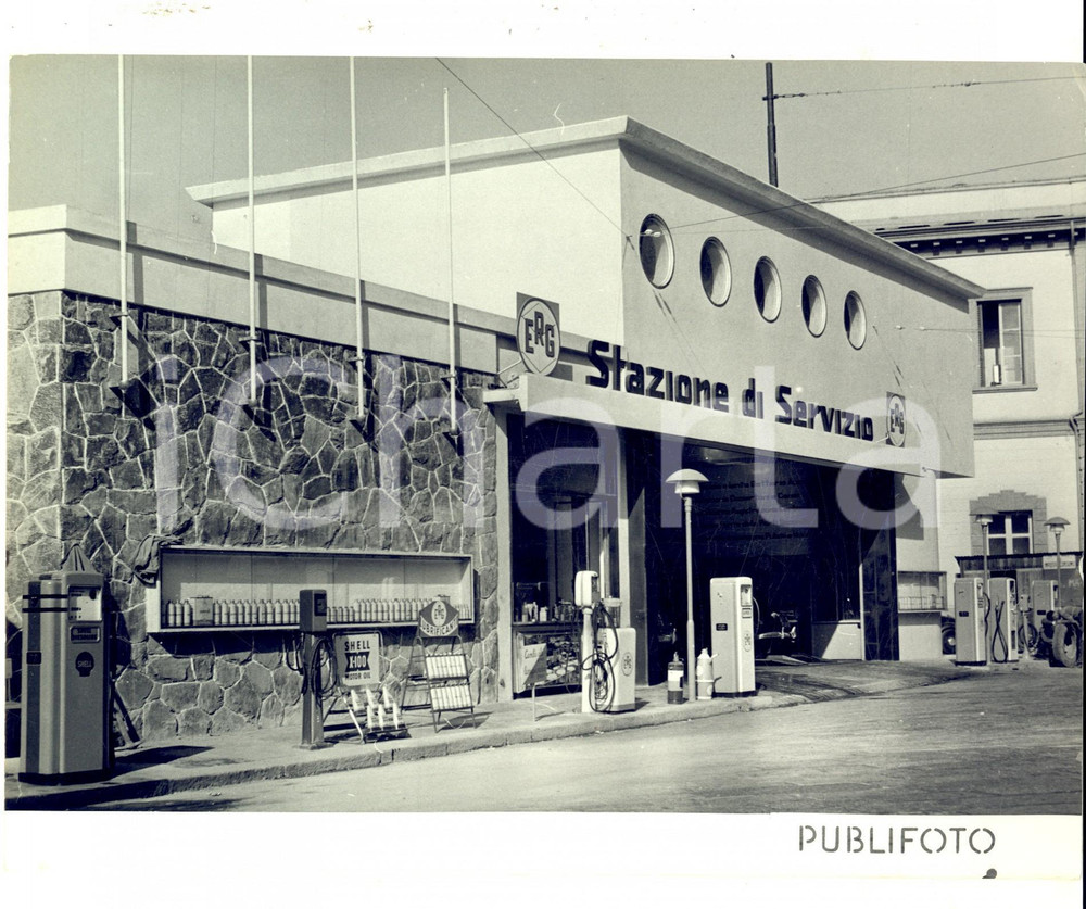 Fotografia d epoca originale 1953 GENOVA Piazza del Caricamento  Stazione ERG Fotografia  24x18 cm 1