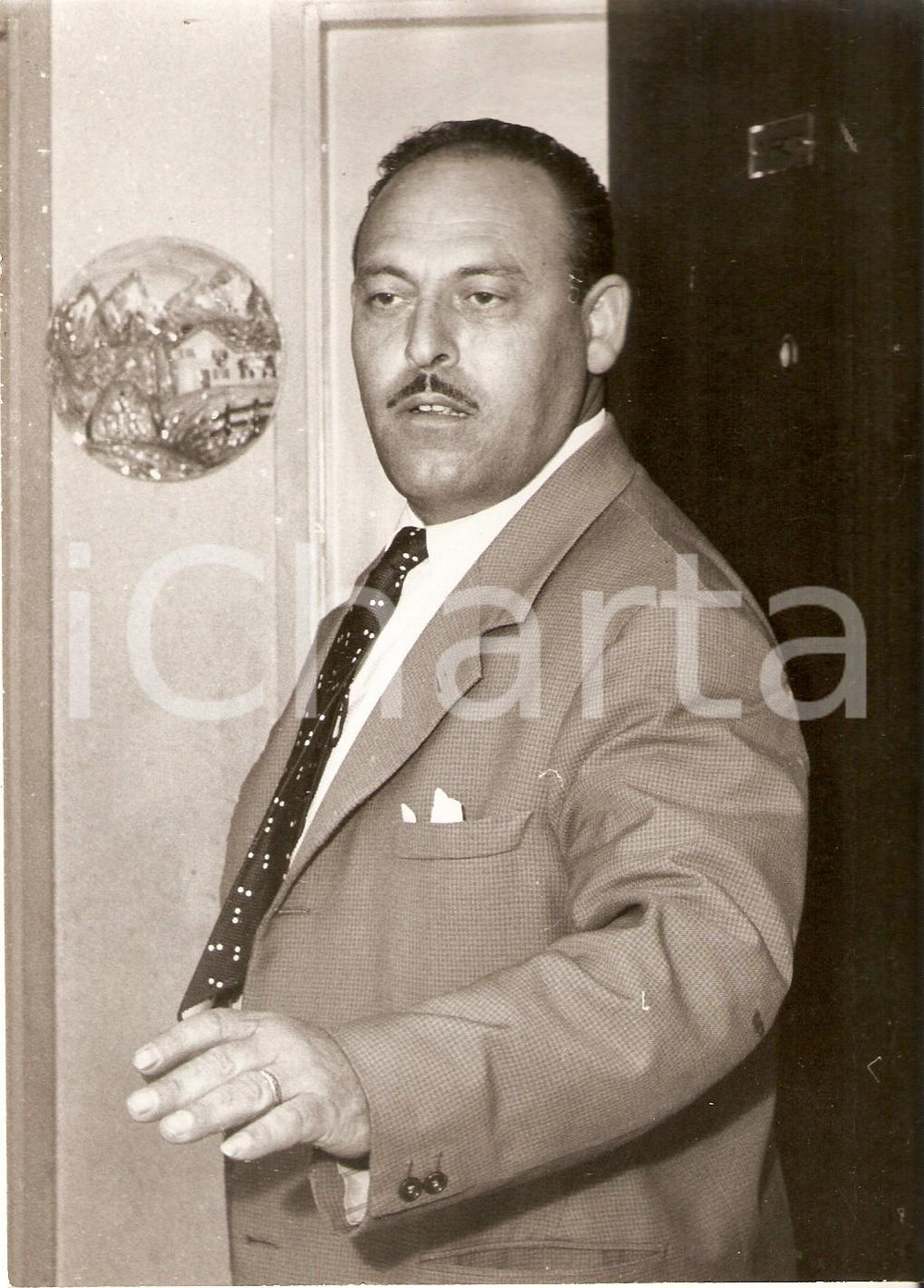 Fotografia d epoca originale 1959 MILANO Giovanni PROTA presunto vincitore della Lotteria di MERANO Foto 1