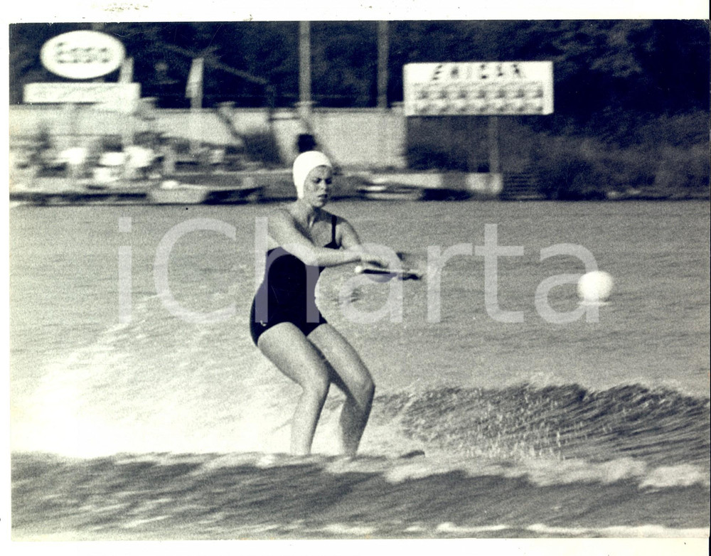 Fotografia d epoca originale 1959 MILANO Mondiali di SCI NAUTICO  Vickie VAN HOOCK in gara Foto 24x18 cm 1